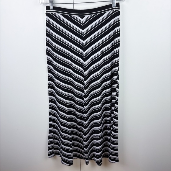 3 FOR $10 Mix & Co Black White Striped V Pattern Stretch Knit Maxi Skirt Medium - Picture 1 of 5